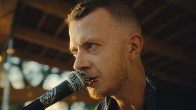 Videoklip k singlu Hvězdy z alba Jakuba Königa režíroval Jan Chramosta.