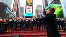 Snímek z vystoupení Pražského filharmonického sboru na Times Square.