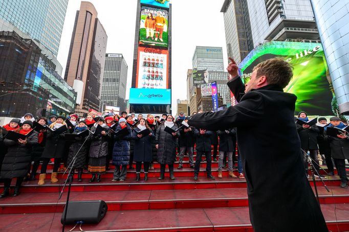 Snímek z vystoupení Pražského filharmonického sboru na Times Square.