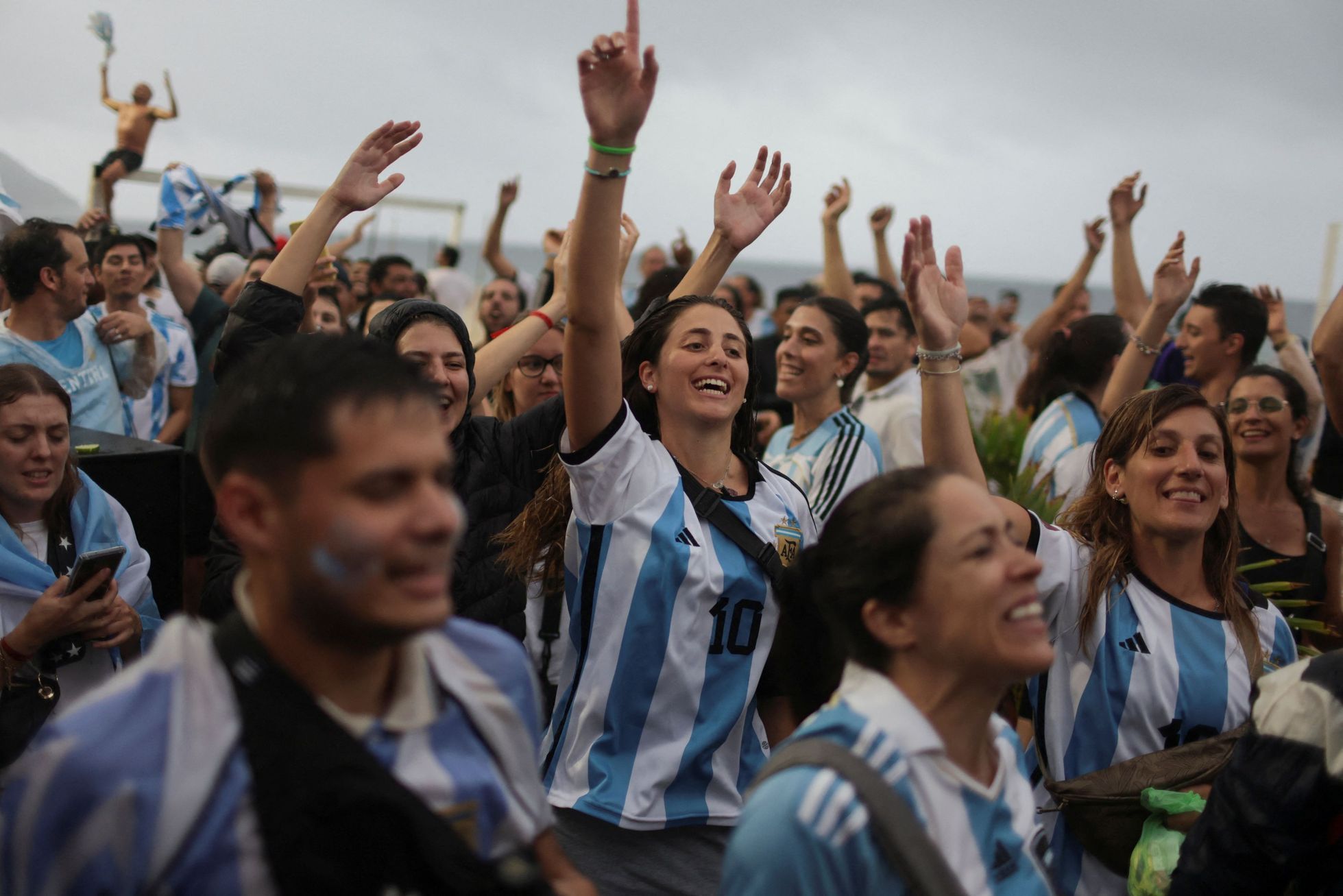 Argentinci fandí na brazilské pláži Copacabana v baru Buenos Aires během semifinále MS 2022 Argentina - Chorvatsko