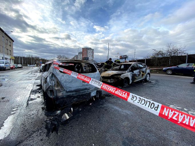 Požár zničil nebo poškodil devět aut