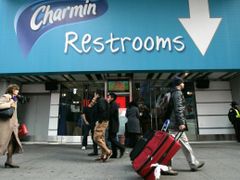 Dvacet luxusních toalet na Times Square v New Yorku poslouží během předvánoční nákupní horečky všem nakupujícím. Dočasné luxusní veřejné záchodky i s čekárnou vytvořila firma vyrábějící toaletní papír.