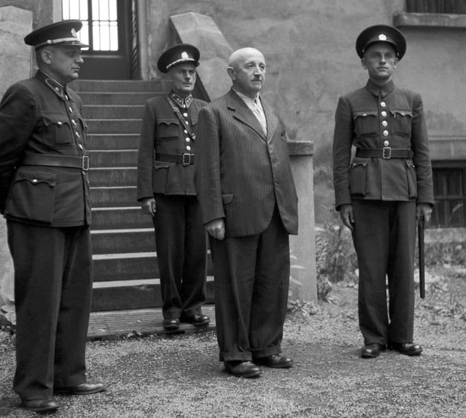 Členové protektorátních vlád na vězeňském dvoře na Pankráci (27. 6. 1945), na snímku Rudolf Beran, bývalý předseda vlády v letech 1.12.1938 - 15.3.1939.