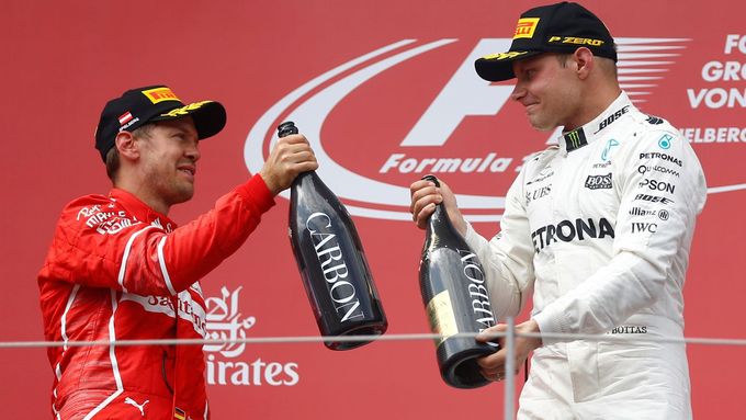 Sebastian Vettel a Valtteri Bottas na stupních vítězů rakouské Grand Prix formule 1.