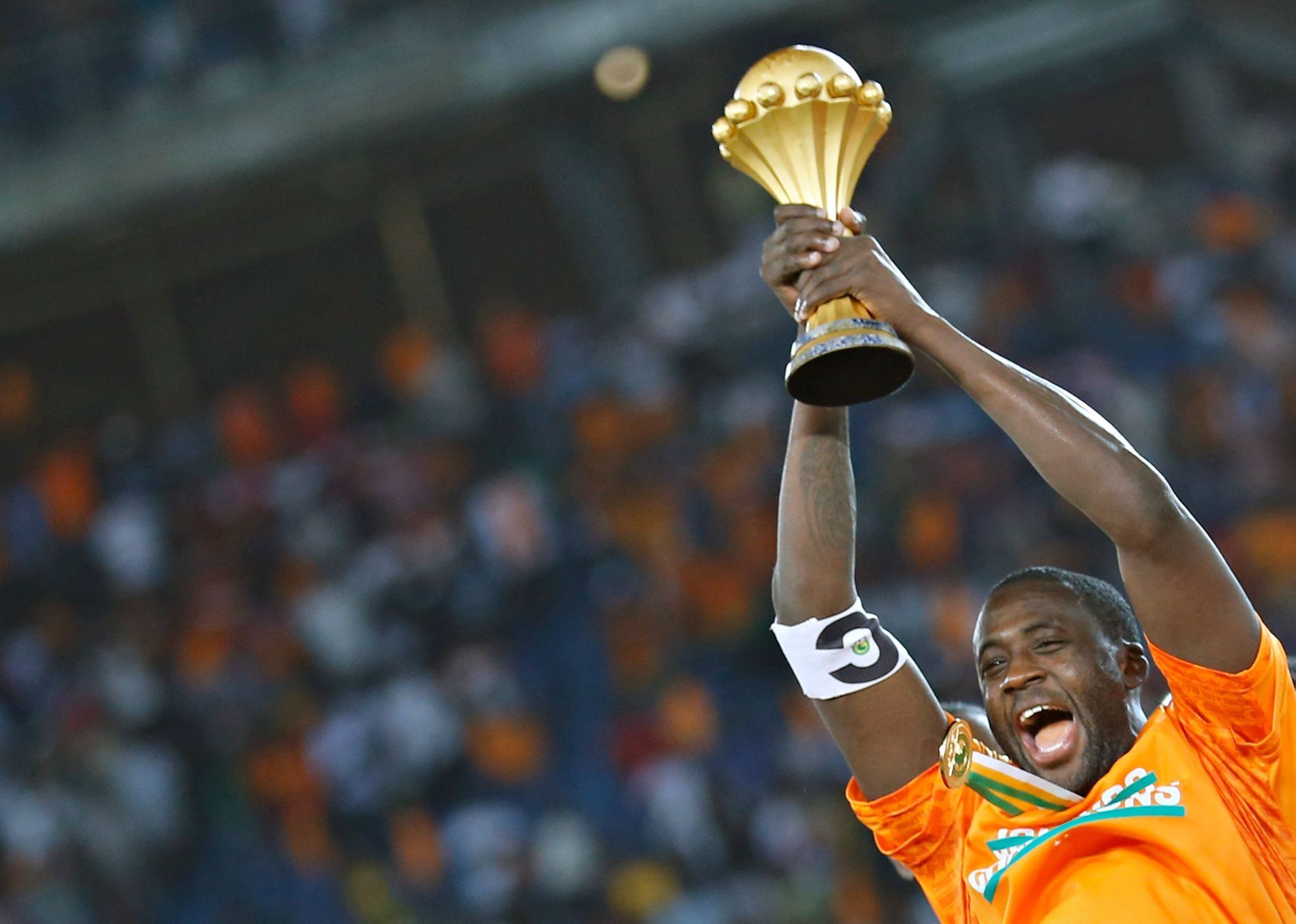 Yaya Touré s trofejí pro šampiona mistrovství Afriky 2015
