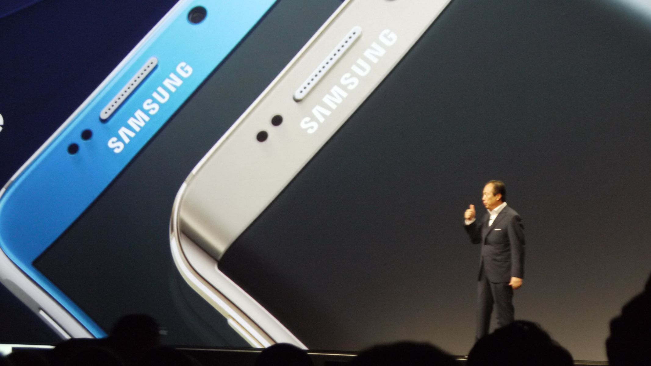 Generální ředitel mobilní divize Samsungu JK Shi představuje Galaxy S6