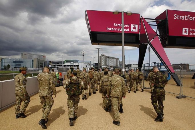 Members of the armed forces take a tour of the Olympic Park in Stratford, the location of the London 2012 Olympic Games, in east London July 15, 2012. London's Olympic Games is not threatened by a major security contractor's failure to find enough staff, ministers and the head of the city's organising committee said on Sunday, seeking to quell a political storm ahead of athletes' arrival. REUTERS/Andrew Winning (BRITAIN - Tags: SPORT OLYMPICS MILITARY POLITICS) Published: Čec. 15, 2012, 4:05 odp.