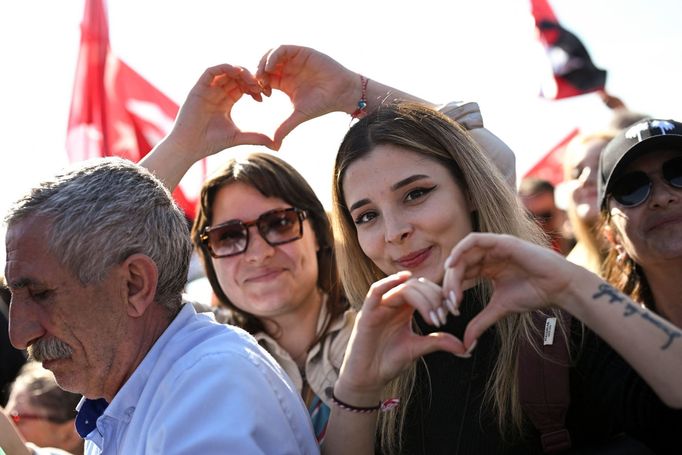 Stovky tisíc lidí se v sobotu v Istanbulu zúčastnily demonstrace, kterou svolala turecká opozice proti zadržení bývalého starosty tohoto města Ekrema Imamoglua.
