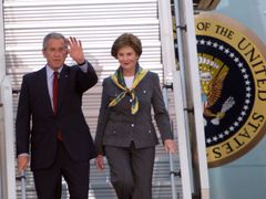 Bush a jeho žena Laura vystupují z Air Force One