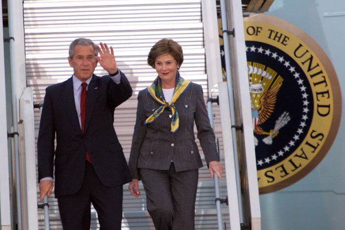Bush přiletěl do Prahy