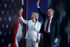 Další počítačový útok na Clintonovou. Hackeři pronikli do sítě, kterou využívá její kampaň