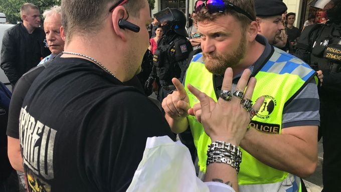 Policisté odtahují první odpůrce z demonstrace SPD