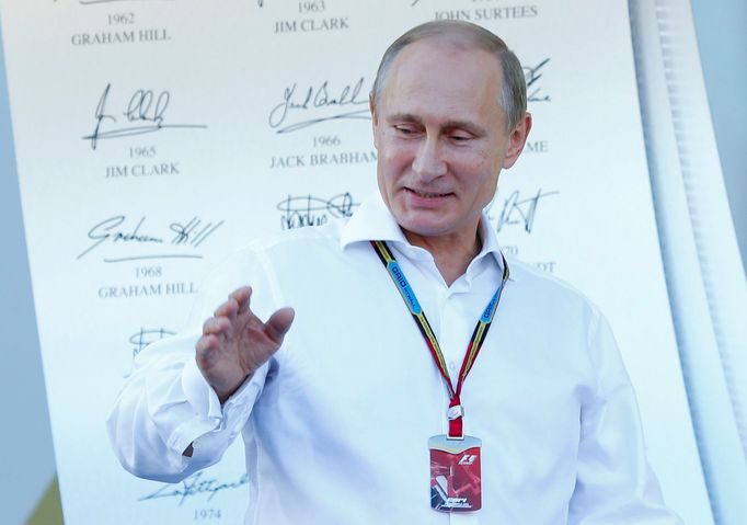 Russian President Vladimir Putin arrives for the victory ceremony after the first Russian Grand Prix in Sochi October 12, 2014. REUTERS/Laszlo Balogh (RUSSIA - Tags: SPOR