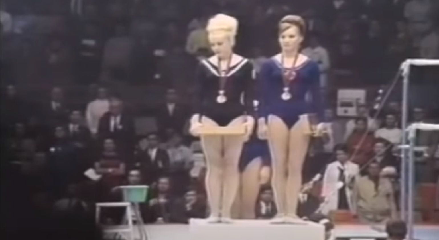 gymnastika, OH 1968 v Mexiku, Věra Čáslavská a její tichý protest na stupních s Larisou Petrikovou