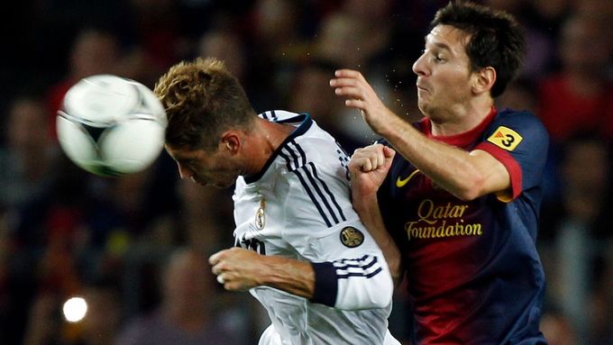 Lionel Messi v souboji se Sergiem Ramosem