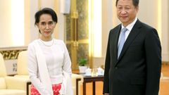 Aun Schan Su Ťij s čínským prezidentem Si Ťin-pchingem.
