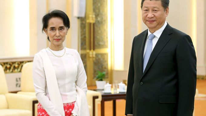 Au Schan Su Ťij s čínským prezidentem Si Ťin-pchingem.