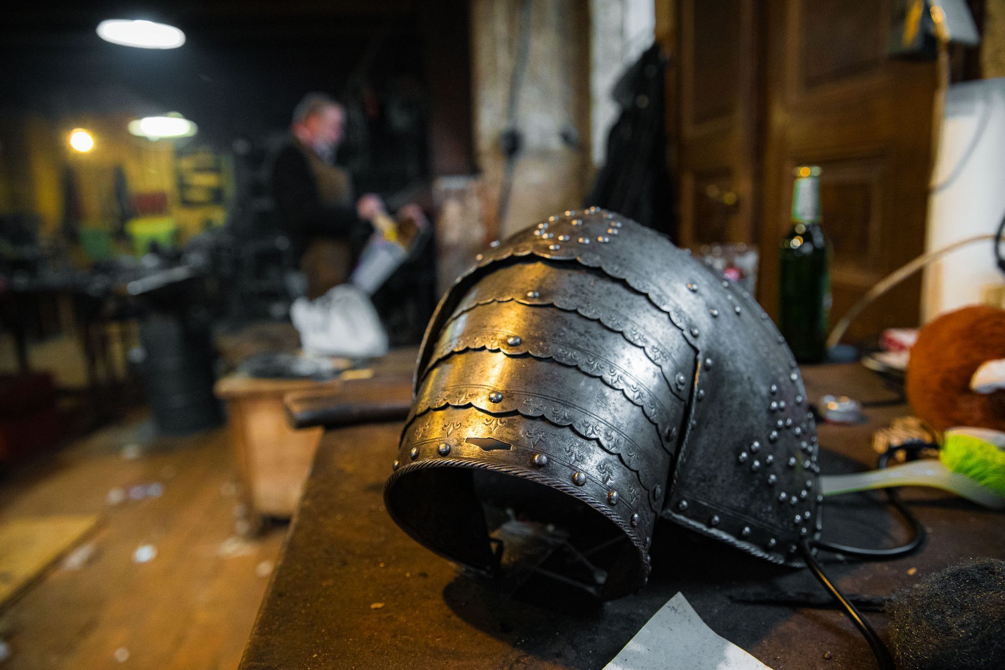 Kovář, platnéř Petr Brožek, výroba plátové zbroje a helmy