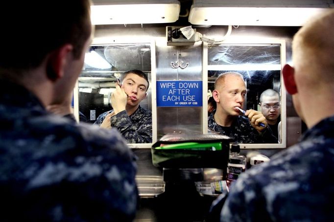 April 25, 2011 - Fort Lauderdale, Florida, U.S. - -- Fort Lauderdale, Fla. -- Machinist's Mate Third Class Jordon Free, left, of Anderson, South Carolina, and Petty Officer Second Class E-5 Peter Plowmon, of Boyd, Montana, shave in the berthing area, or living quarters, aboard the USS Annapolis (SSN 760), a S6G nuclear reactor powered fast attack submarine, sailing to Port Everglades in Fort Lauderdale on Monday. The USS Annapolis measures 362 ft. in length and 33 ft. at the beam, a diving depth of over 400 ft., 27+ mph, 12 vertical launch missile tubes, 4 torpedo tubes, and a crew of 130 enlisted submariners. The submarine was commissioned April 11, 1992 with its homeport in Groton, Connecticut. USS Annapolis sailed to the 21st Anniversary of Fleet Week at Port Everglades, Fort Lauderdale. (Credit Image: © Gary Coronado/The Palm Beach Post) ( a