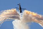 Divácky atraktivní ukázka vrtulníku NH90 německé armády završená hromadným výstřelem obranných "flér" určených k matení nepřátelských raket.