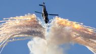 Divácky atraktivní ukázka vrtulníku NH90 německé armády završená hromadným výstřelem obranných "flér" určených k matení nepřátelských raket.