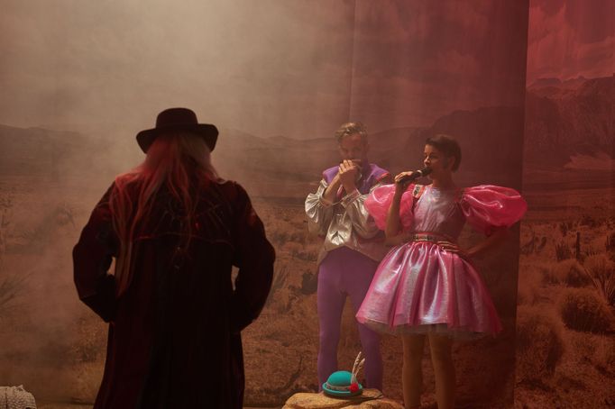 Na snímku z inscenace Bůh v Las Vegas jsou Magdaléna Sidonová jako Jindra Horová, Miloslav König v roli Rudolfa Rokla a Kateřina Císařová coby Karel Gott.