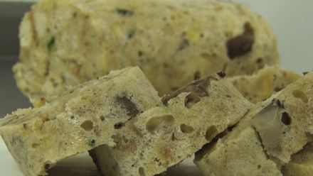 Nejlepší přílohou ke guláši je houbový knedlík. Podívejte se, jak ho připravují šéfkuchaři