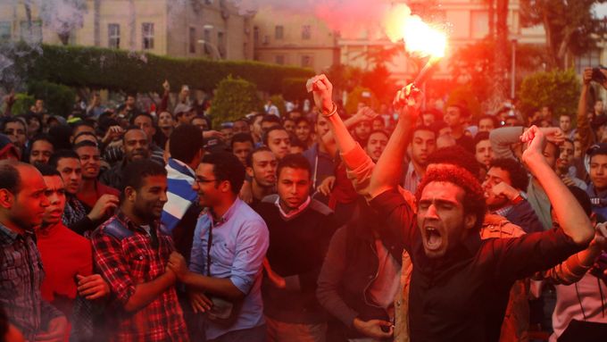 Studenti káhirské univerzity protestují proti rozsudku, který zprostil bývalého egyptského prezidenta Mubaraka obžaloby