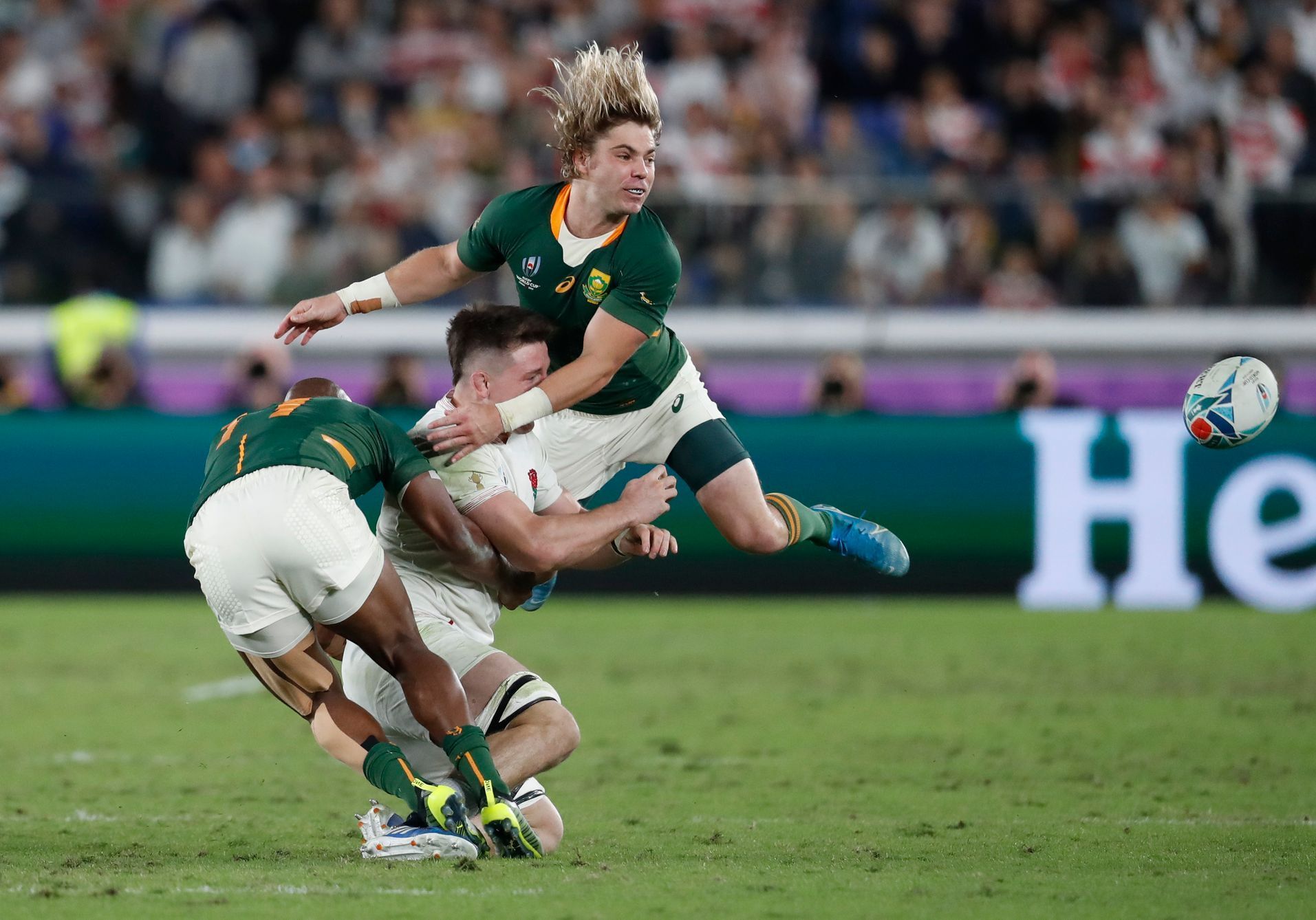 Tom Curry a Faf de Klerk ve finále MS 2019 Anglie - Jihoafrická republika