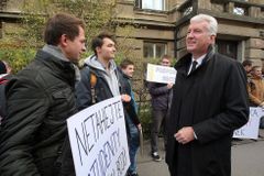 Stovka studentů ČVUT vyzvala rektora k rezignaci kvůli vazbám na odsouzeného dotačního experta