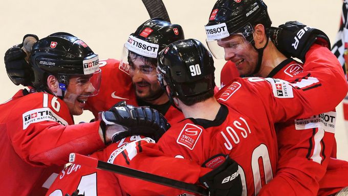 Takhle loni Švýcaři slavili na mistrovství světa výhru nad českými hokejisty. Nakonec získali stříbro.