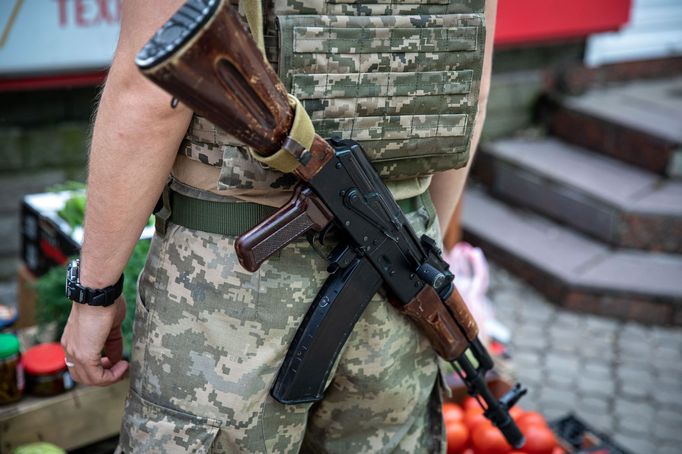 Ukrajinský voják ve městě Orichiv na jihovýchodě Ukrajiny. Rusové jsou odtud jen pár kilometrů, město rok denně ostřelují a z původních obyvatel jich tu zbyla jen hrstka.