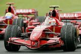 Finský pilot Ferrari Kimi Räikkönen se raduje z vítězství ve Velké ceně Francie formule 1.