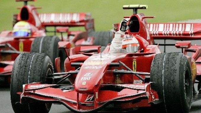 Finský pilot Ferrari Kimi Räikkönen se raduje z vítězství ve Velké ceně Francie formule 1.