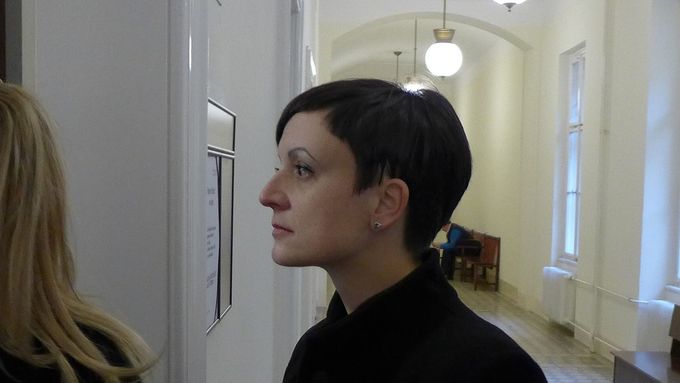 Michaela Salačová chodí k soudu nyní jako obžalovaná. Česká advokátní komora ji kvůli obvinění pozastavila činnost.