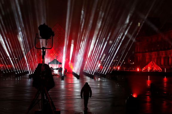 Snímek z natáčení silvestrovského koncertu Davida Guetty před Louvrem.
