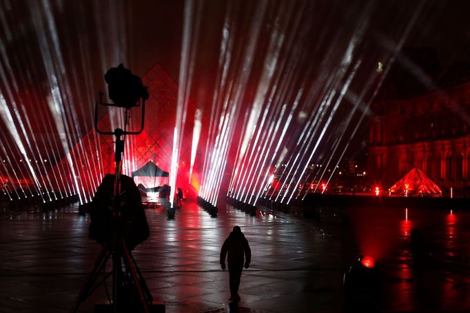 Snímek z natáčení silvestrovského koncertu Davida Guetty před Louvrem.