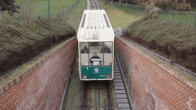Cable car to Petřín: Constructivist architecture and wagons functioning thanks to water