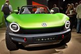 U koncernu Volkswagen ještě zůstaneme. VW sice ještě neukázal svůj revoluční elektrovůz ID Neo, i tak je ale koncept ID Buggy dostatečně zajímavou propagací čisté mobility. Opět stojí na platformě MEB, tentokrát s pohonem zadních kol.