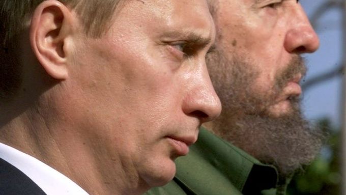 Vladimir Putin a Fidel Castro. Archivní foto