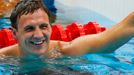 Americký plavec Ryan Lochte slaví vítězství po finále na 400 metrů polohovacího závodu během OH 2012 v Londýně.