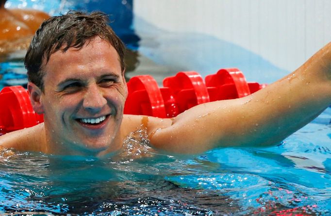 Americký plavec Ryan Lochte slaví vítězství po finále na 400 metrů polohovacího závodu během OH 2012 v Londýně.