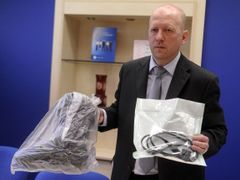 Pavel Kubiš z kriminální policie 29. března v Jihlavě na tiskové konferenci k brutální vraždě 15leté dívky z Jihlavska. Ukazuje motorkářskou botu a napájecí kabel od počítače - jsou to předměty, které pachatelé použili při vraždě.