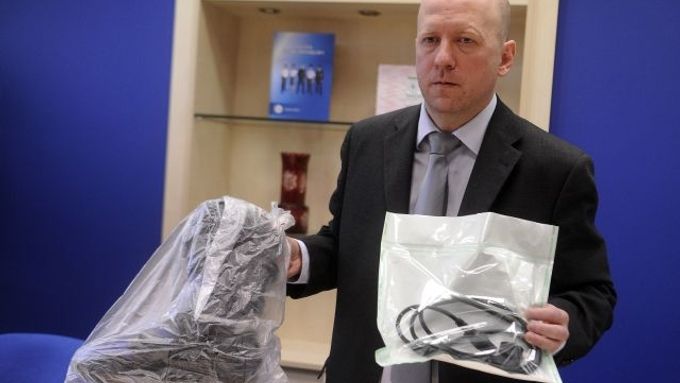 Pavel Kubiš z kriminální policie 29. března v Jihlavě na tiskové konferenci k brutální vraždě 15leté dívky z Jihlavska. Ukazuje motorkářskou botu a napájecí kabel od počítače - jsou to předměty, které pachatelé použili při vraždě.
