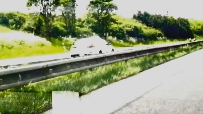 Záběr z mobilu ukazuje Švýcara v protisměru na R10. Omlouváme se za špatnou kvalitu fotografie.