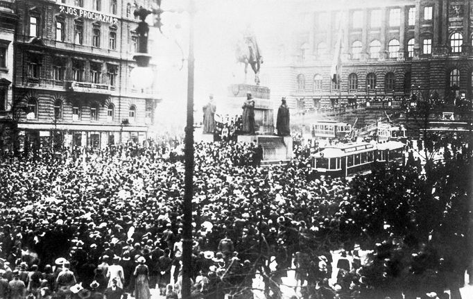 Historická fotografie zachycující provoz tramvajové linky na Václavském náměstí, která zde byla v provozu mezi lety 1884-1980.