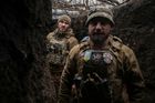 Ukrajinští vojáci z 28.samostatné mechanizované brigády v zákopech.