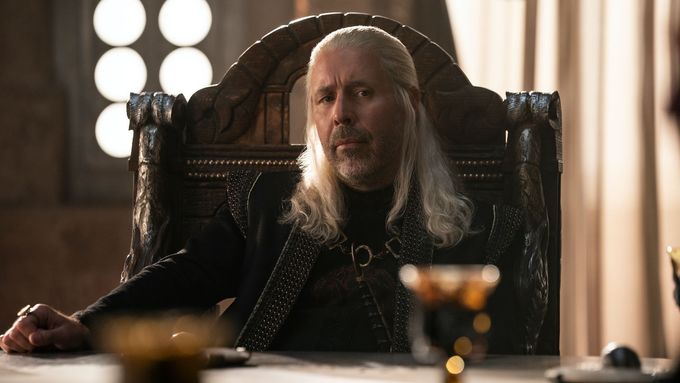 Paddy Considine jako král Viserys Targaryen.