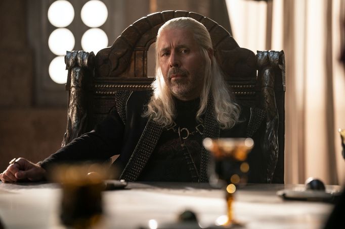 Paddy Considine jako král Viserys Targaryen.