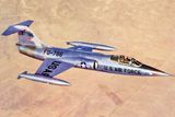Starfighter se zrodil v době, kdy se stále ještě formovaly představy o tom, jak má taková proudová stíhačka fungovat a co všechno má umět. První ze dvou prototypů letounů F-104 Starfighter, snímek z roku 1957.